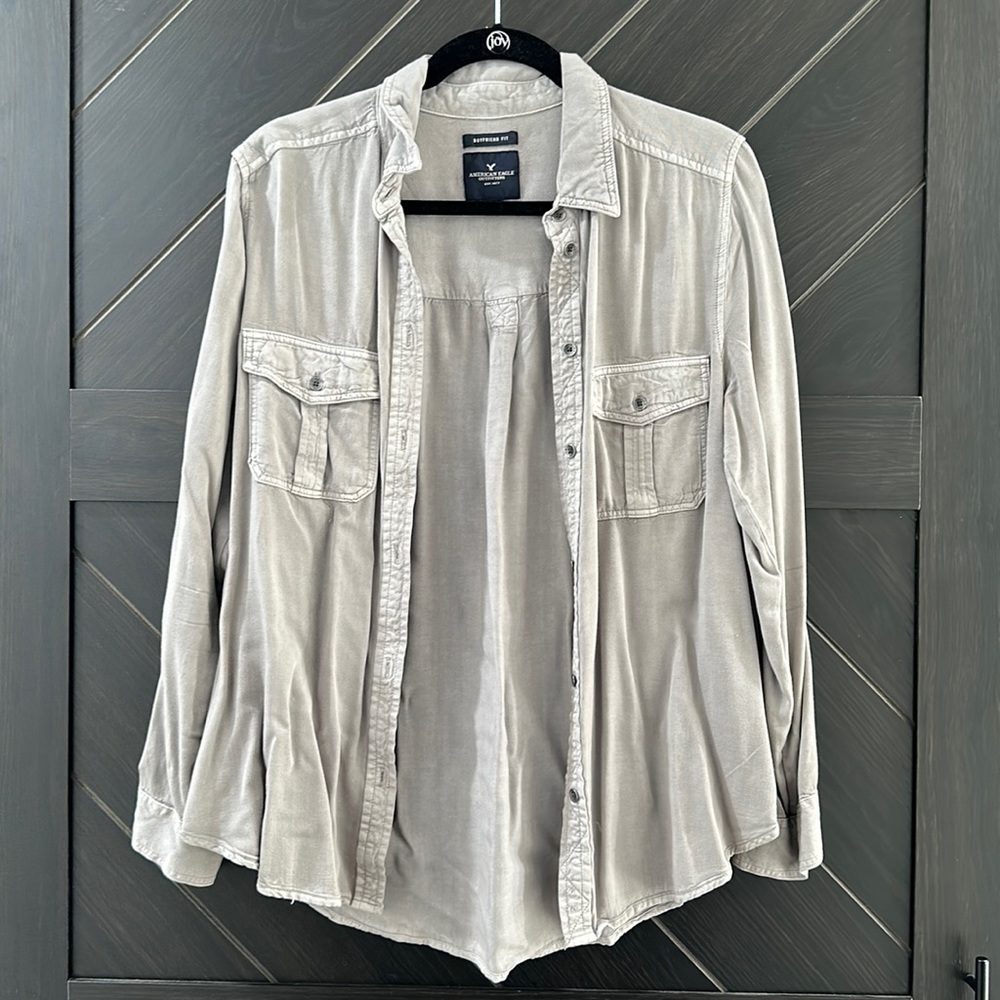 American Eagle boyfriend fit button down shirt woman’s